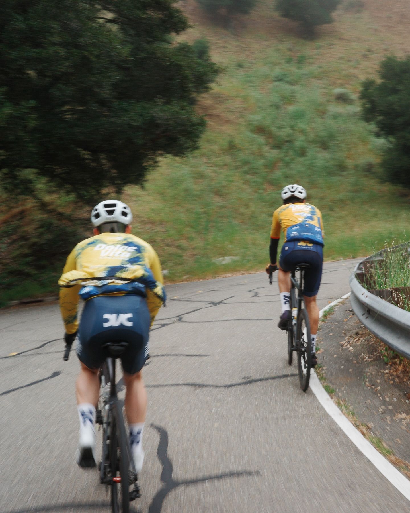 Foggy morning vibes with @dolce_vita_cycling. Moment of appreciation for our 2026 kit and sponsors 🙌

#cycling #ncnca #dolcevitacycling #racebikes